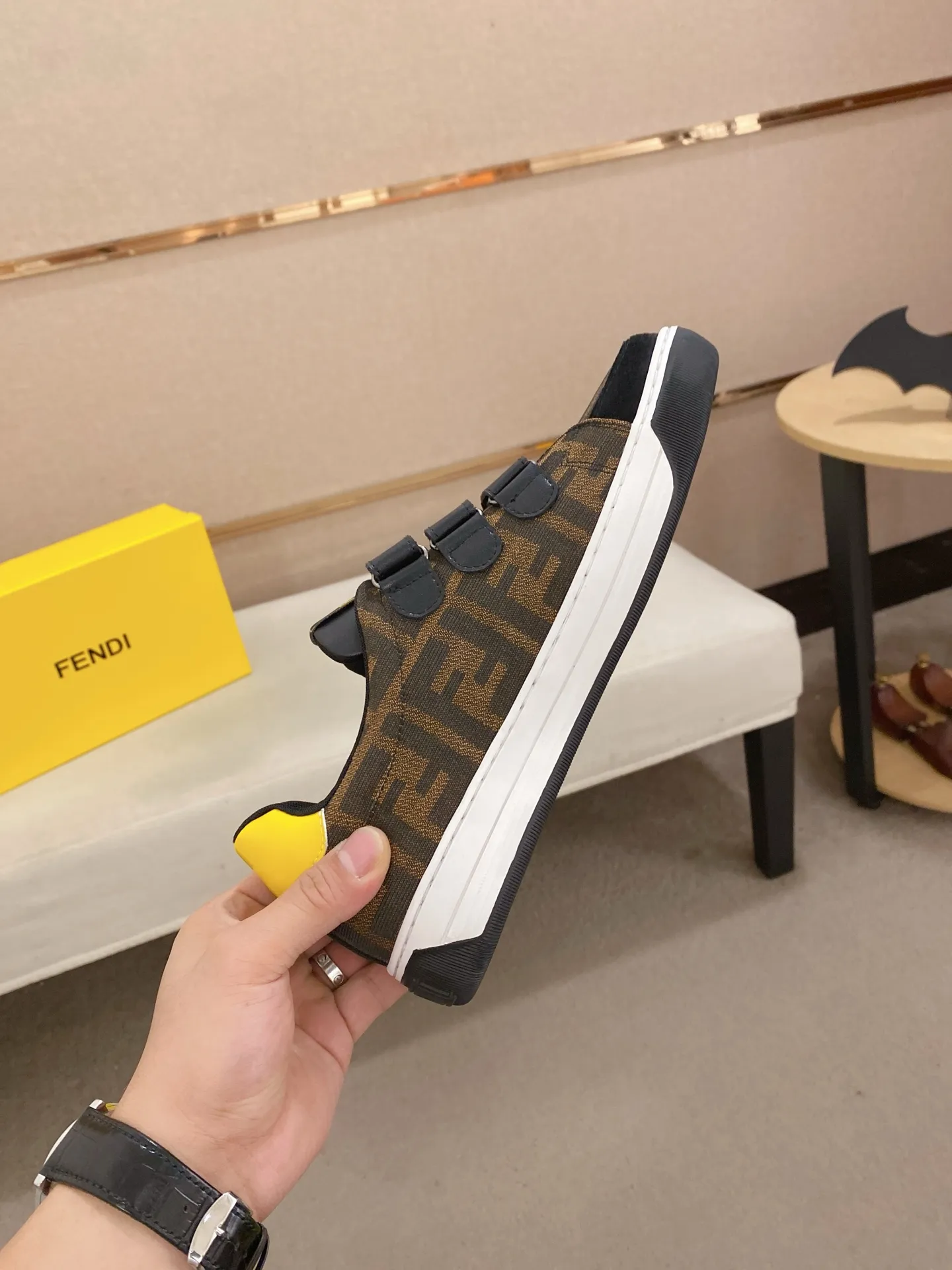 Men's shoes 💰 400💰 (FENDI) New high-top 👊🏻 upper 🇮🇹 imported cowhide fabric 🇩🇪 lining imported sheepskin lining. The original outsole is molded to highlight the identity of every man, and the upper foot is stable and stable🚶🏻🚶🏻The high-end custom counters reproduce the original version📯No matter the wind or rain, the shoe last remains unchanged and can withstand the verification of time🔍️,🔵 Size: 38-44 (45 is custom-made and cannot be returned or exchanged